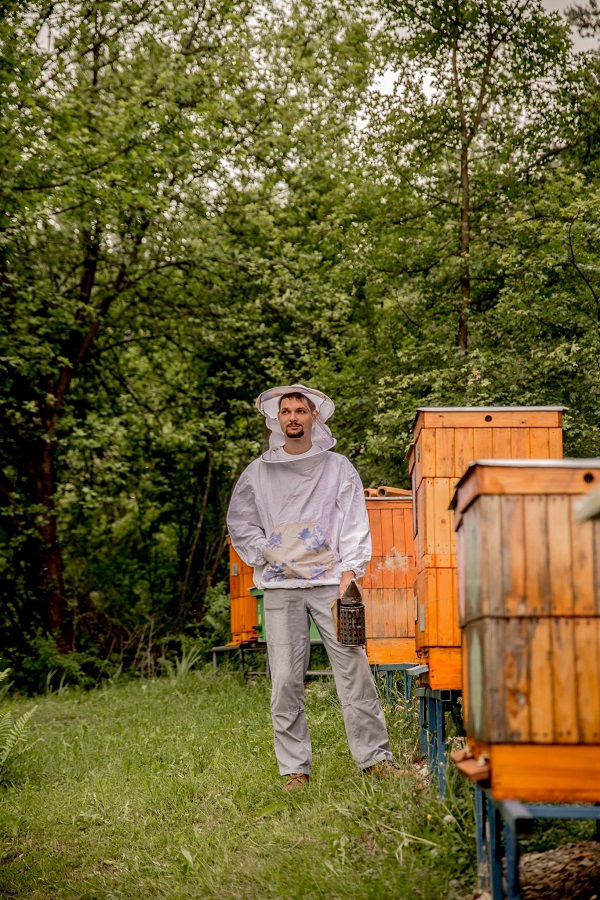 Hľadajte včelára v okolí kde ste našli roj. Sotva sa niekto poň bude trepať desiatky kilometrov a počas sezóny keď niet čas už tobôž nie. 